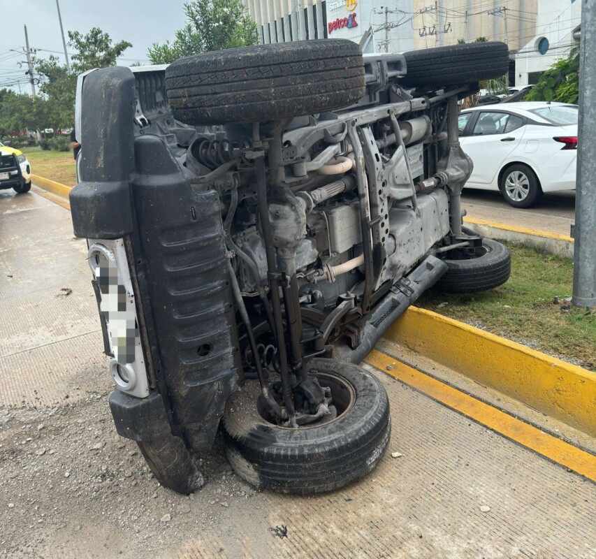 Conductor de un Jeep termina volcado frente a Las Américas en Cancún; choca contra un poste en el carril central al no tener precaución.