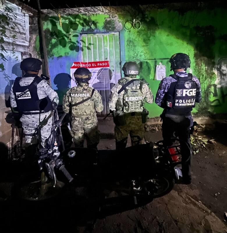 En Chetumal detienen a cinco integrantes de un grupo criminal; las autoridades aseguran drogas y cartuchos durante un cateo a una vivienda.