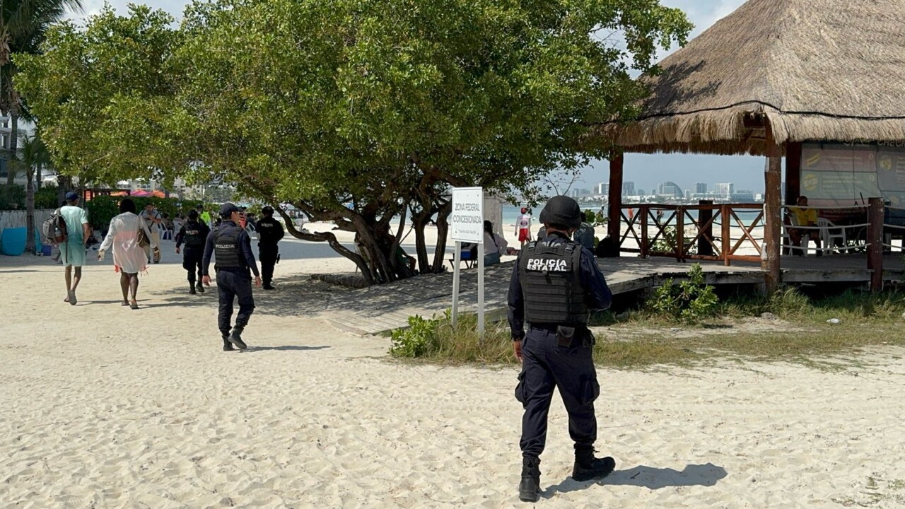 Simulacro de seguridad en la Zona Hotelera de Cancún; elementos de diversas instancias realizaron el ejercicio en playa Langosta.