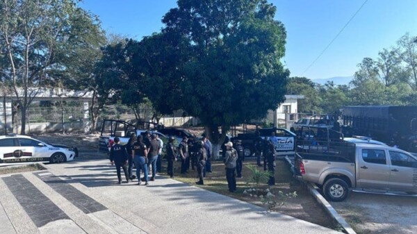 En Chiapa de Corzo detienen a 77 policías, incluido su director