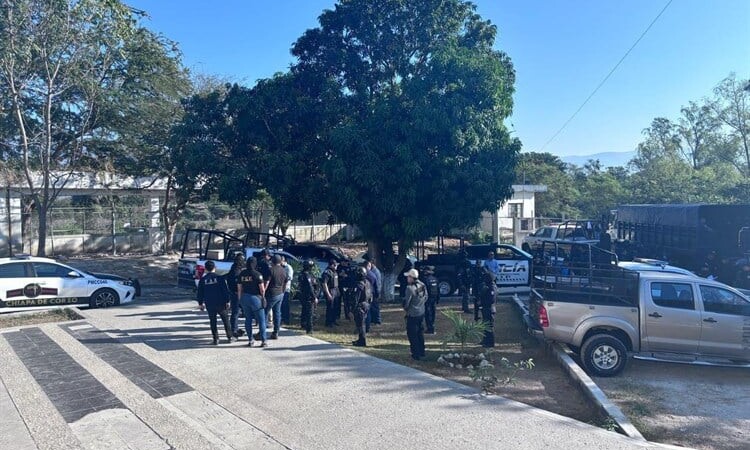 En Chiapa de Corzo detienen a 77 policías, incluido su director