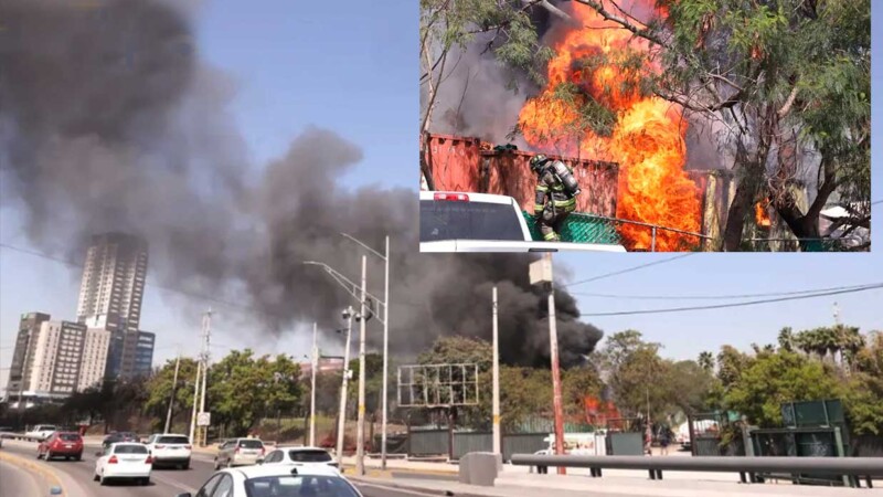 Incendio sorprende a paseantes en el parque Fundidora de Monterrey