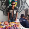 Sorprenden a ladrón robando botanas tras agujerar pared de una tienda en Yucatán