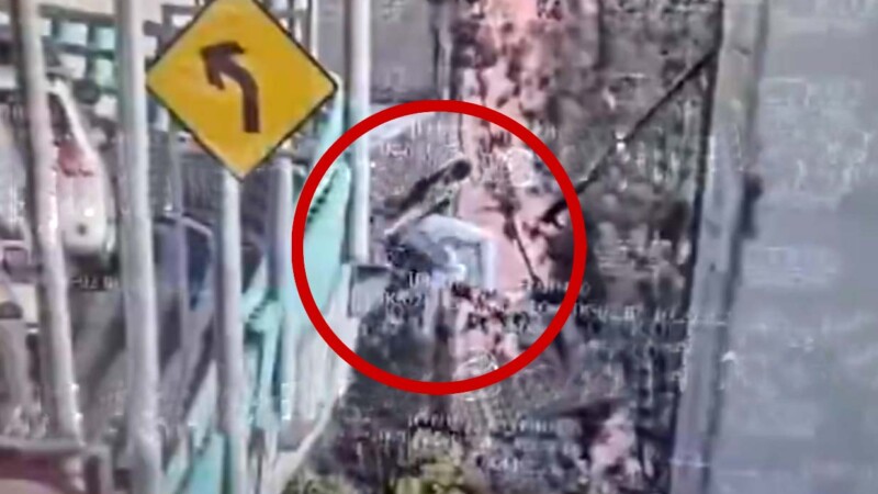 Ladrón intenta escapar saltando desde el segundo piso del periférico de CDMX