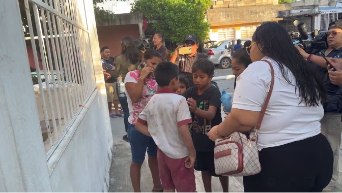 Hallan sano y salvo a niño de una primaria reportado como desaparecido; fue localizado en un árbol en las inmediaciones del plantel.