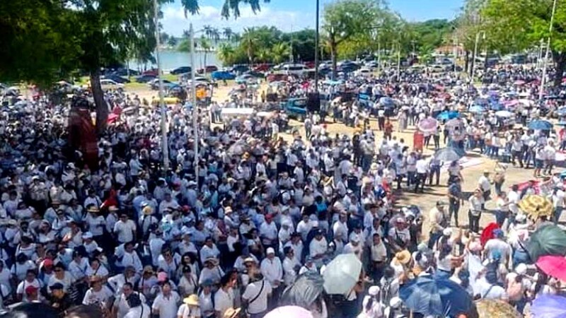 Con megamarcha, maestros de Quintana Roo inician paro indefinido