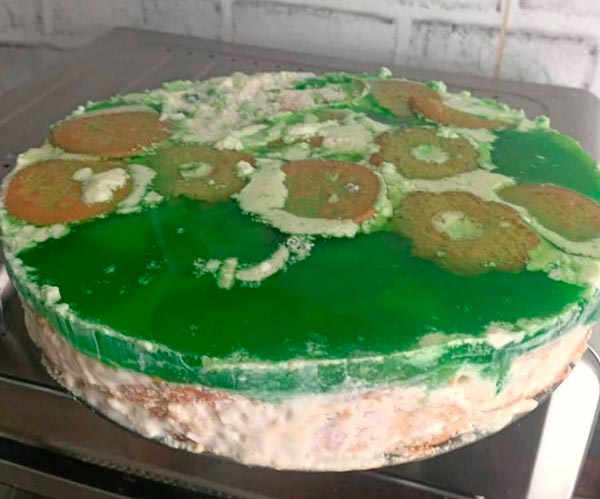 Pay de limón con gelatina encima