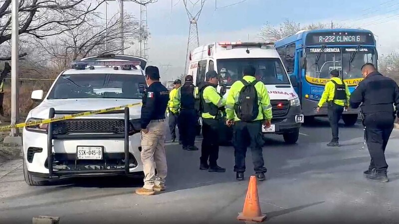 "Bombardean" a policías con cóctel molotov en Nuevo León