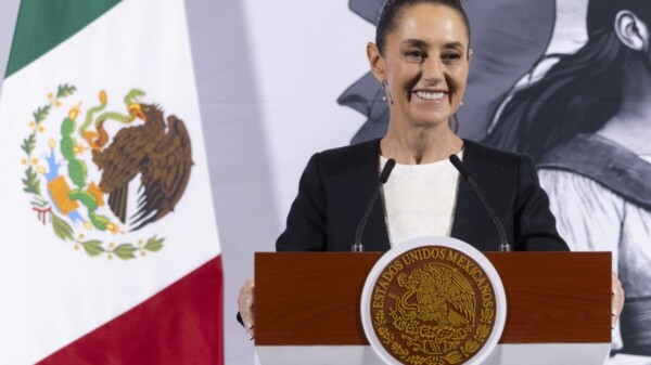 Vallas frente a Palacio Nacional, para evitar heridos: Sheinbaum