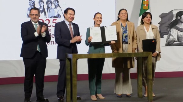 Firma Sheinbaum reforma que prohíbe maíz transgénico