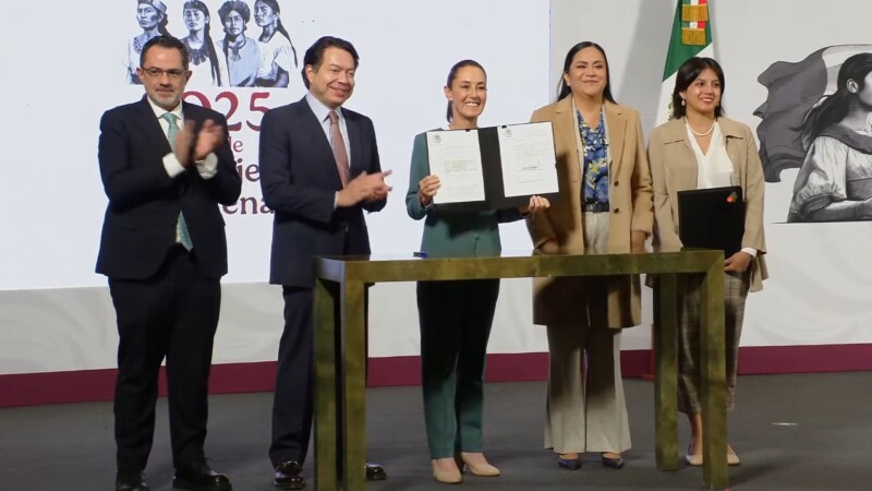 Firma Sheinbaum reforma que prohíbe maíz transgénico