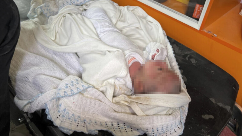 Rescatan una bebé palestina entre escombros de bombardeo