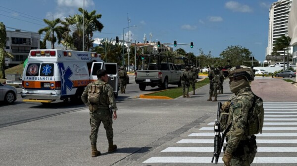 Choca vehículo de la Marina contra un motociclista