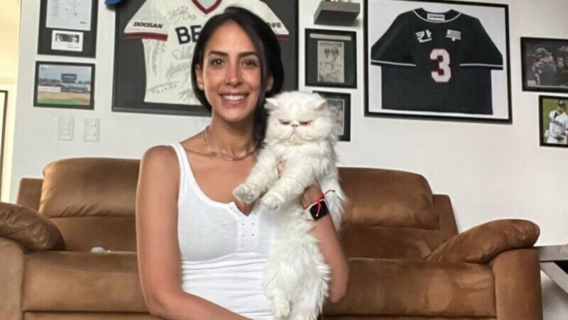 Cynthia Urías se recupera en casa con 'gatoterapia' tras ser hospitalizada