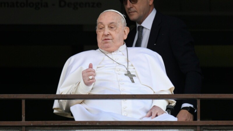 El mundo vuelve a ver al Papa; el saludo desde el Gemelli Gracias a todos.