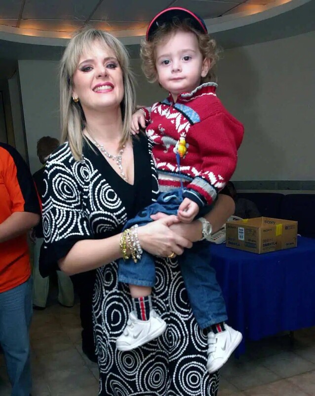 Erika Buenfil revela que vendió diademas para mantener a su hijo
