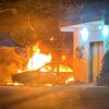 Extorsionadores incendian un vehículo en un taller de la Supermanzana 225 de Cancún.