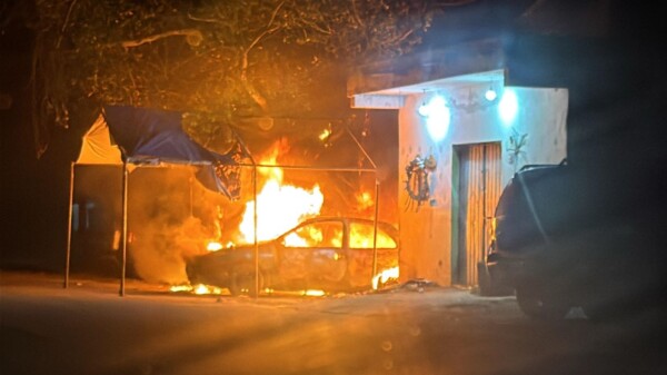 Extorsionadores incendian un vehículo en un taller de la Supermanzana 225 de Cancún.