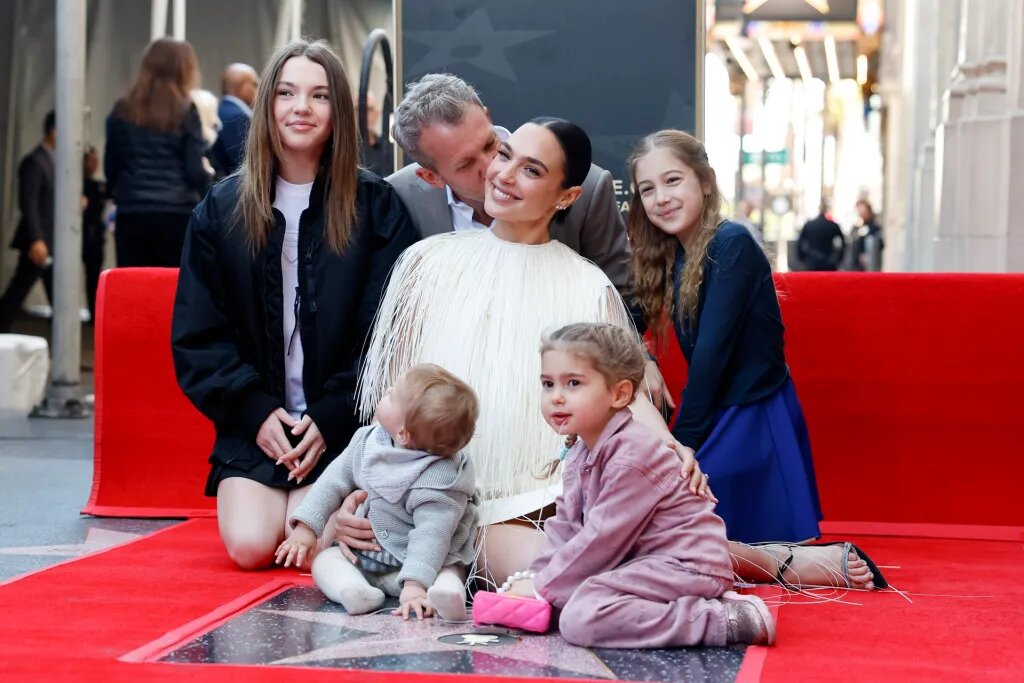 Gal Gadot recibe estrella en Hollywood entre protestas por conflicto Israel-Palestina