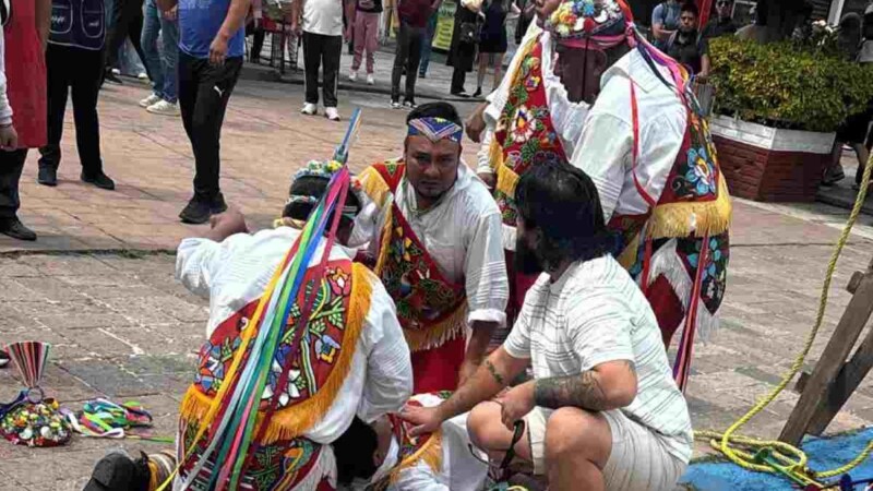 Volador de Papantla sufre fracturas tras caer durante un ritual en Xochimilco