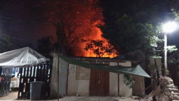 Incendio arrasa con varias casas en la colonia 2 de octubre en Tulum.