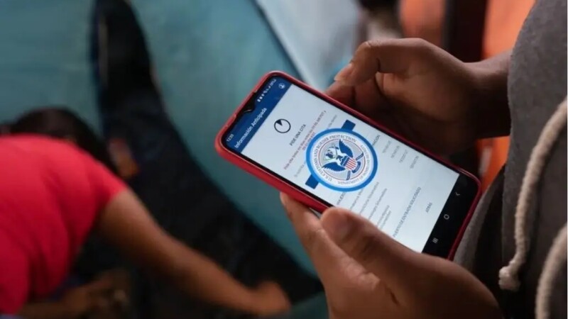 Lanza gobierno del presidente Donald Trump app para autodeportarse.