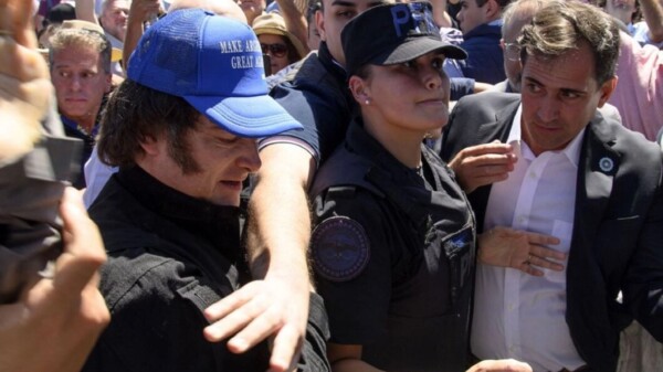 Aplaude Milei la represión contra jubilados y los ofende