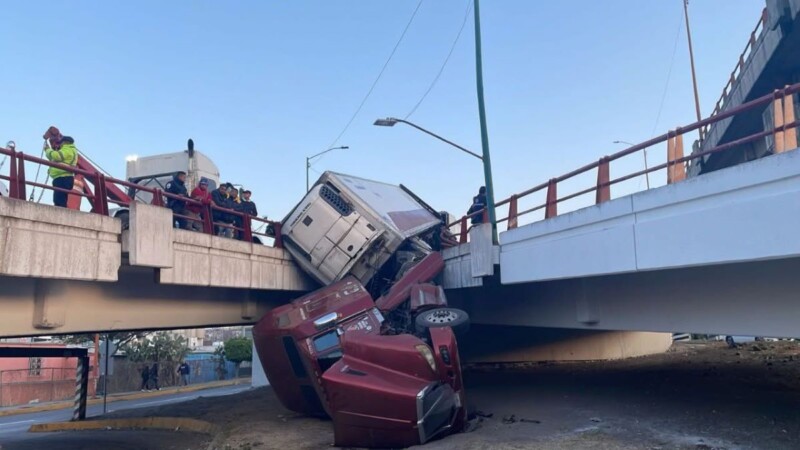 Tráiler queda colgado en un puente en el Estado de México.