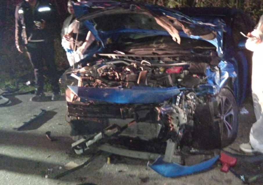 Trágico accidente en la carretera Gas-auto en Cancún; dos vehículos compactos chocan de frente por una invasión de carril.