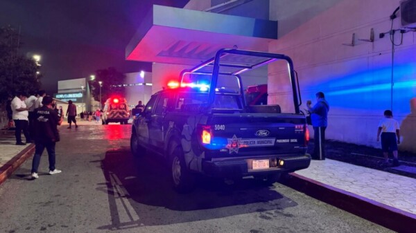 Balean a un sujeto en el fraccionamiento Tierra Maya en Cancún; la víctima agredió a paramédicos y agentes en el Hospital General.