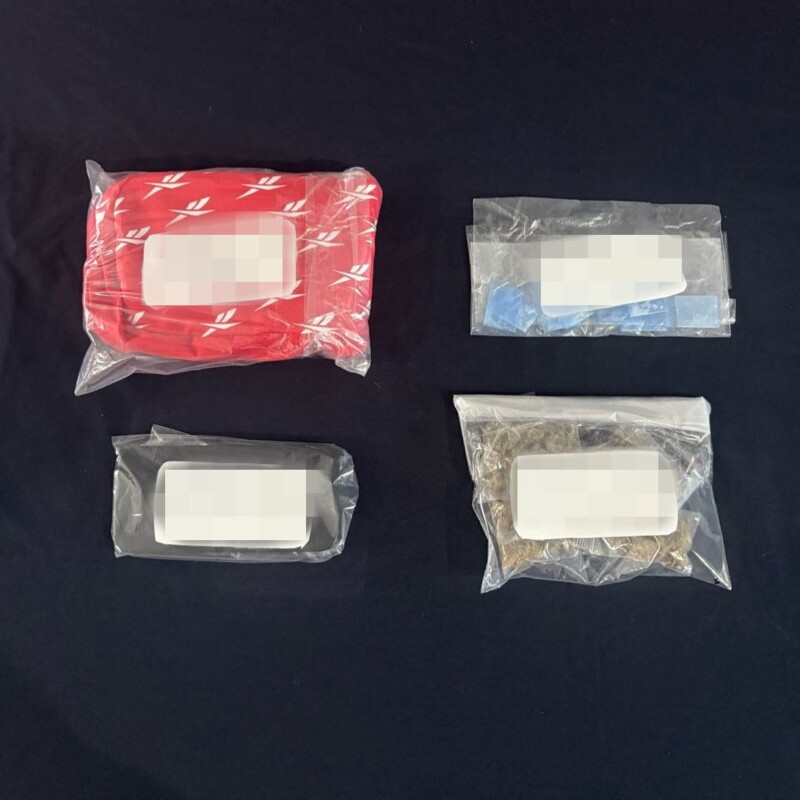 Detienen a presunto narcomenudista en Villas Lak’in en Cancún; le decomisaron varias bolsitas con enervantes, intentó huir en una motocicleta.