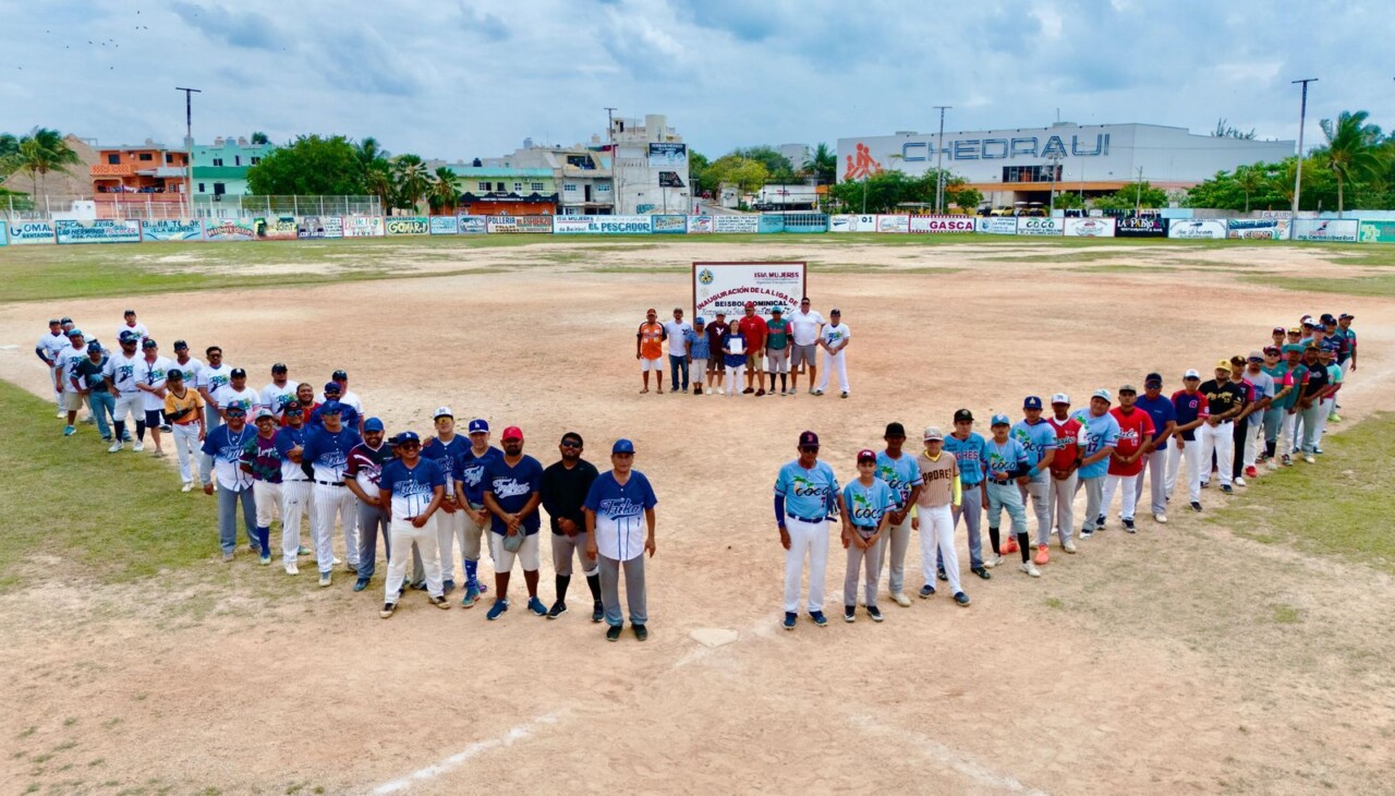 La ceremonia tuvo lugar en el campo de beisbol "El Pescador", donde autoridades municipales y deportivas, encabezaron el acto protocolario para dar inicio a la temporada.