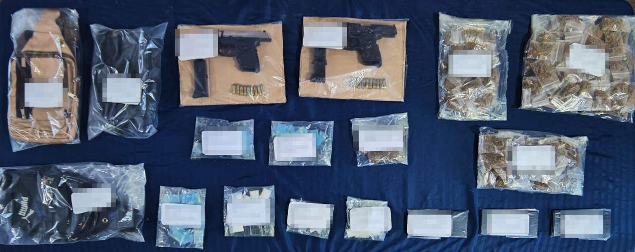 Detienen a presuntos narcomenudistas armados en Villas Otoch; les decomisaron más de 220 dodis de enervantes y dos pistolas.