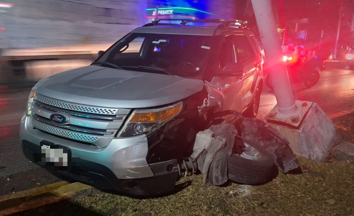 Conductor choca contra la base de un poste en la avenida Bonampak; el aparatoso percance se registró a la altura del kilómetro cero.