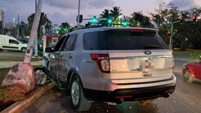 Conductor choca contra la base de un poste en la avenida Bonampak