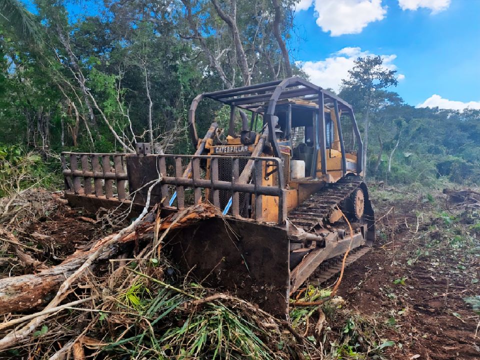 La Profepa asegura maquinaria y clausura actividades en terreno forestal por cambio de uso de suelo ilegal.