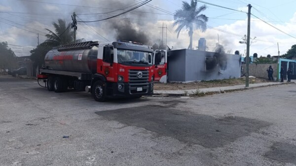 Yucatán Sofocan bomberos incendio en una vivienda en Juan Pablo II
