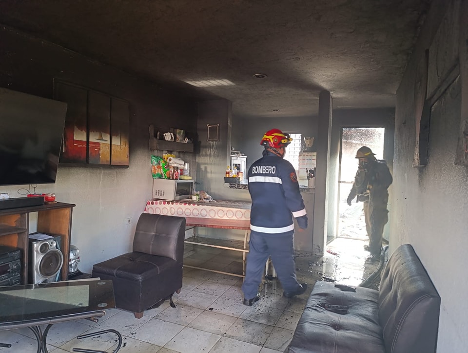 Yucatán: Sofocan bomberos incendio en una vivienda en Juan Pablo II; la rápida intervención evitó que hubiera daños mayores.