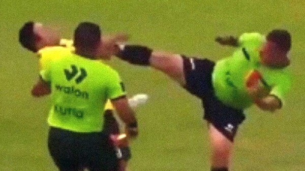 Árbitro propina brutal patada en el pecho a jugador "en defensa propia"