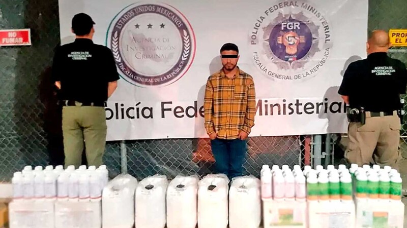 Atrapan a trailero con más de cien litros de metanfetamina líquida