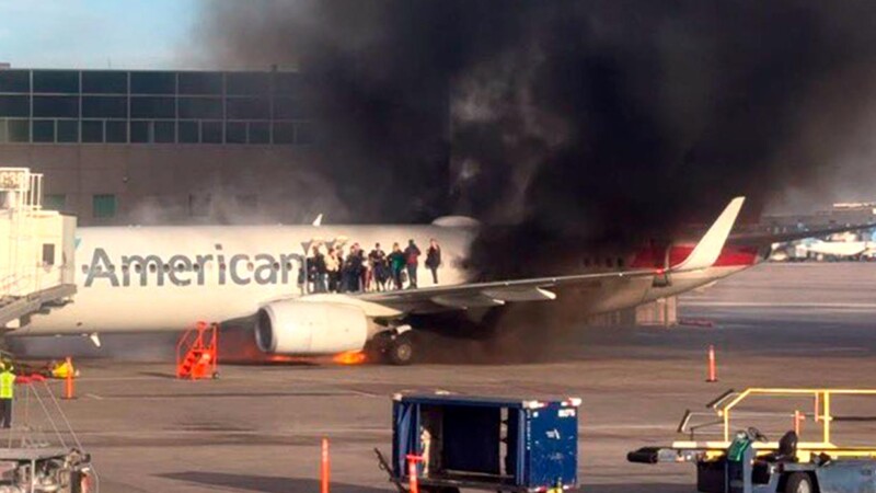 Se incendia avión de American Airlines en aeropuerto de Denver