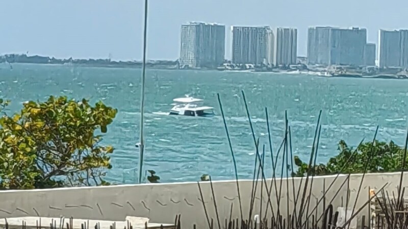 Se hunde un yate frente a marina en Puerto Juárez (VIDEO)