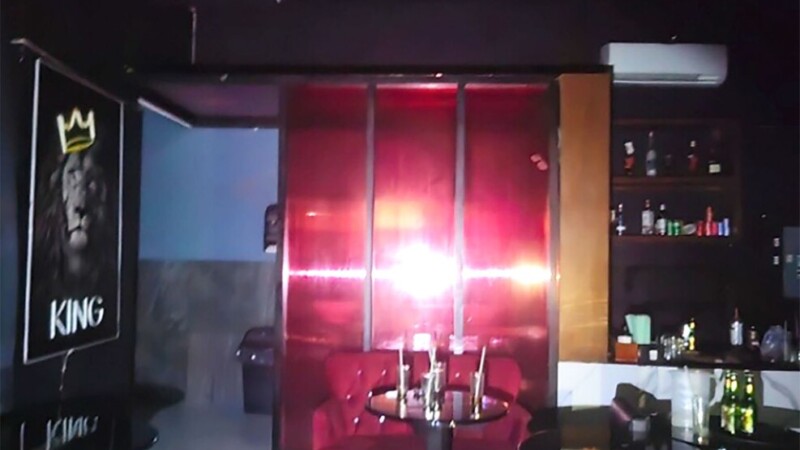 Rescatan a 16 mujeres presuntas víctimas de trata en un bar de Cancún (VIDEO)