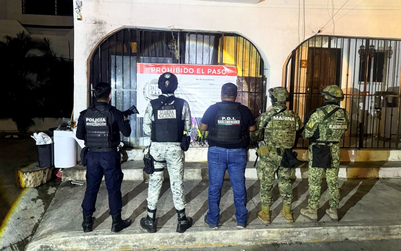 Detienen a cuatro personas y aseguran drogas y motocicletas robadas en Cancún; los inmuebles cateados fueron asegurados por la Fiscalía estatal.