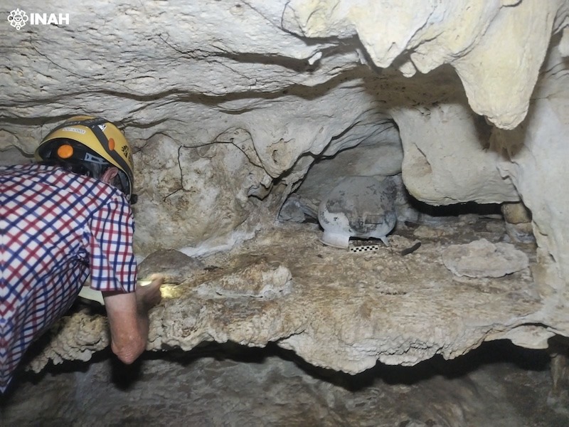 Recupera el INAH olla prehispánica en las cavernas “Garra de Jaguar” en Playa del Carmen; el hallazgo fue hecho por miembros de Cenotes Urbanos.