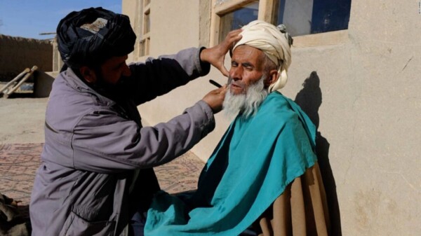 El Talibán arresta a hombres por peinados “inapropiados”
