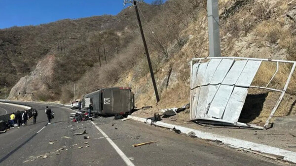 Autobús del cantante Memo Garza se vuelca en la autopista Durango-Mazatlán