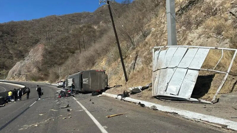 Autobús del cantante Memo Garza se vuelca en la autopista Durango-Mazatlán