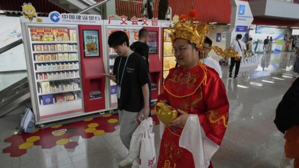 Escala China guerra comercial; veta aviones y películas de EU