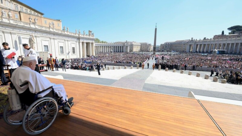 Sorpresiva aparición del Papa Francisco en la Plaza de San Pedro